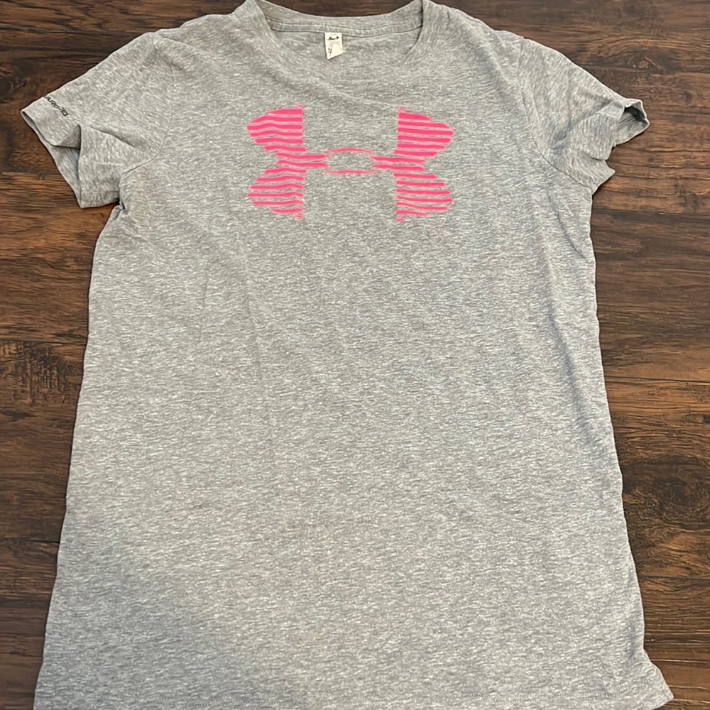 Light gray under armour t shirt with pink logo